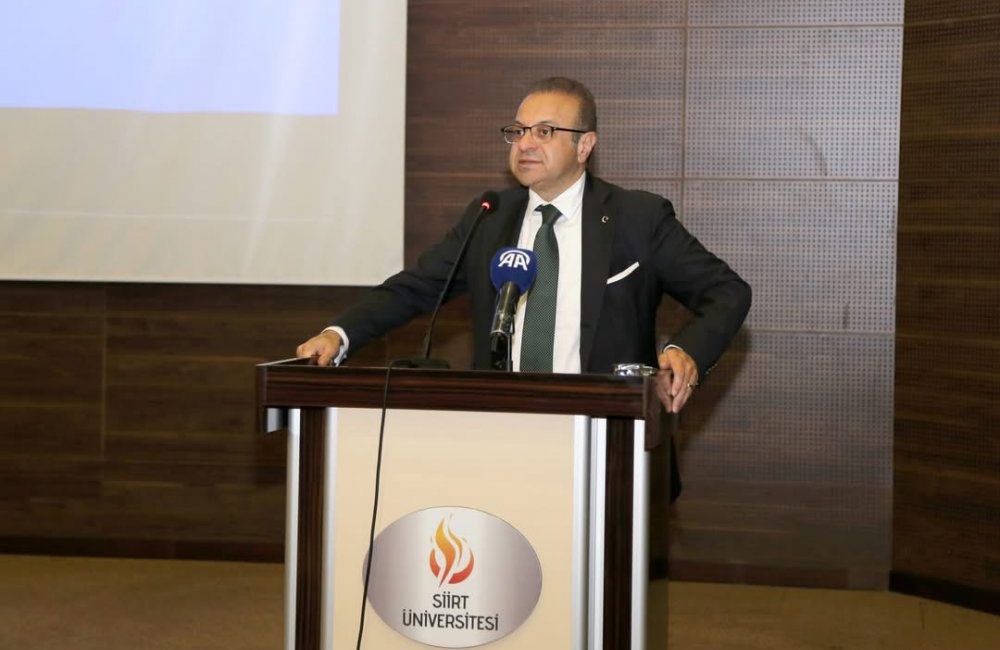 Büyükelçi Dr. Egemen Bağış, Siirt Üniversitesi (SİÜ) Konferans Salonu'nda düzenlenen